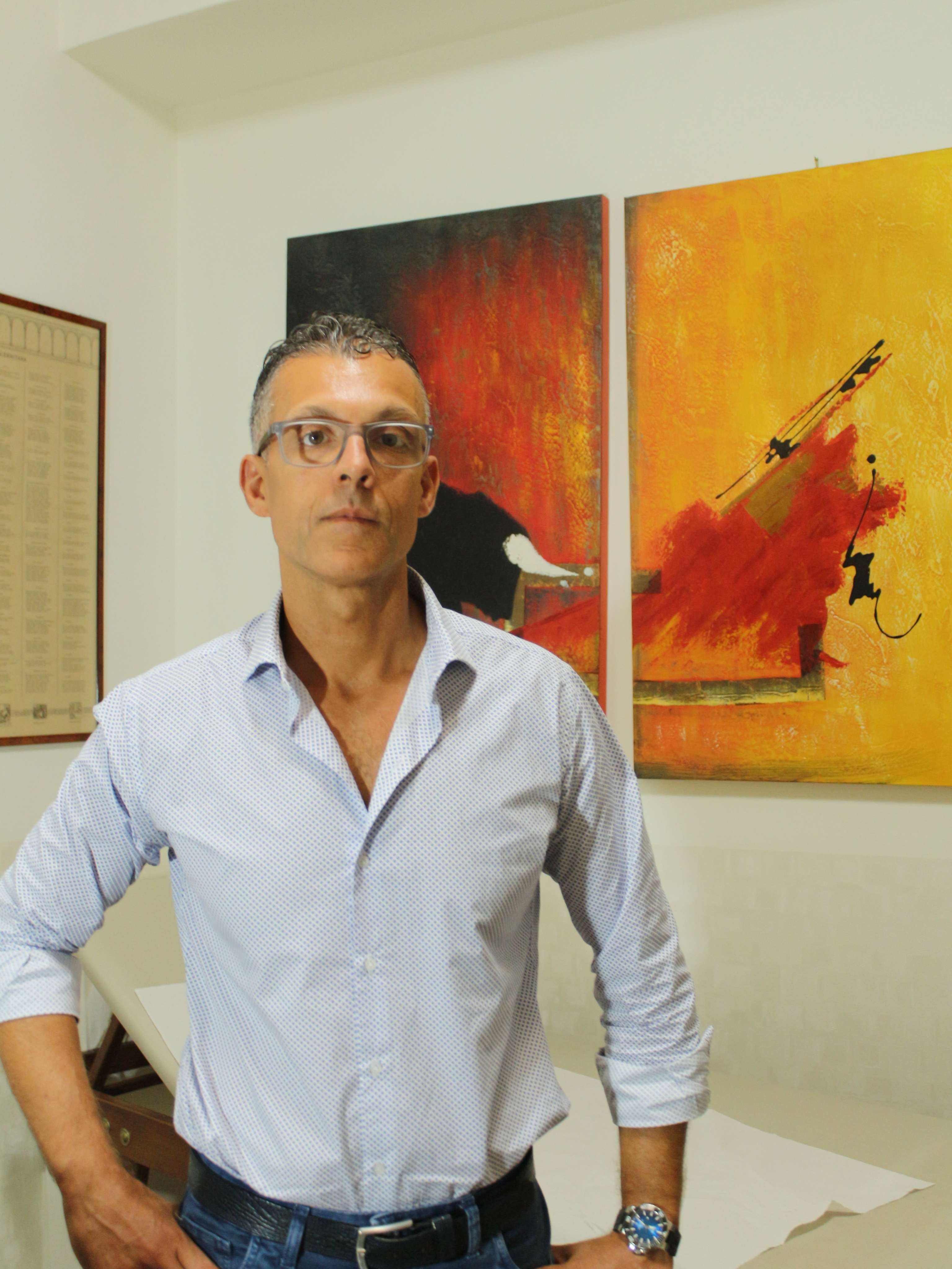 Dr. Giuseppe Di Napoli durante visita ortopedica - approccio empatico e personalizzato